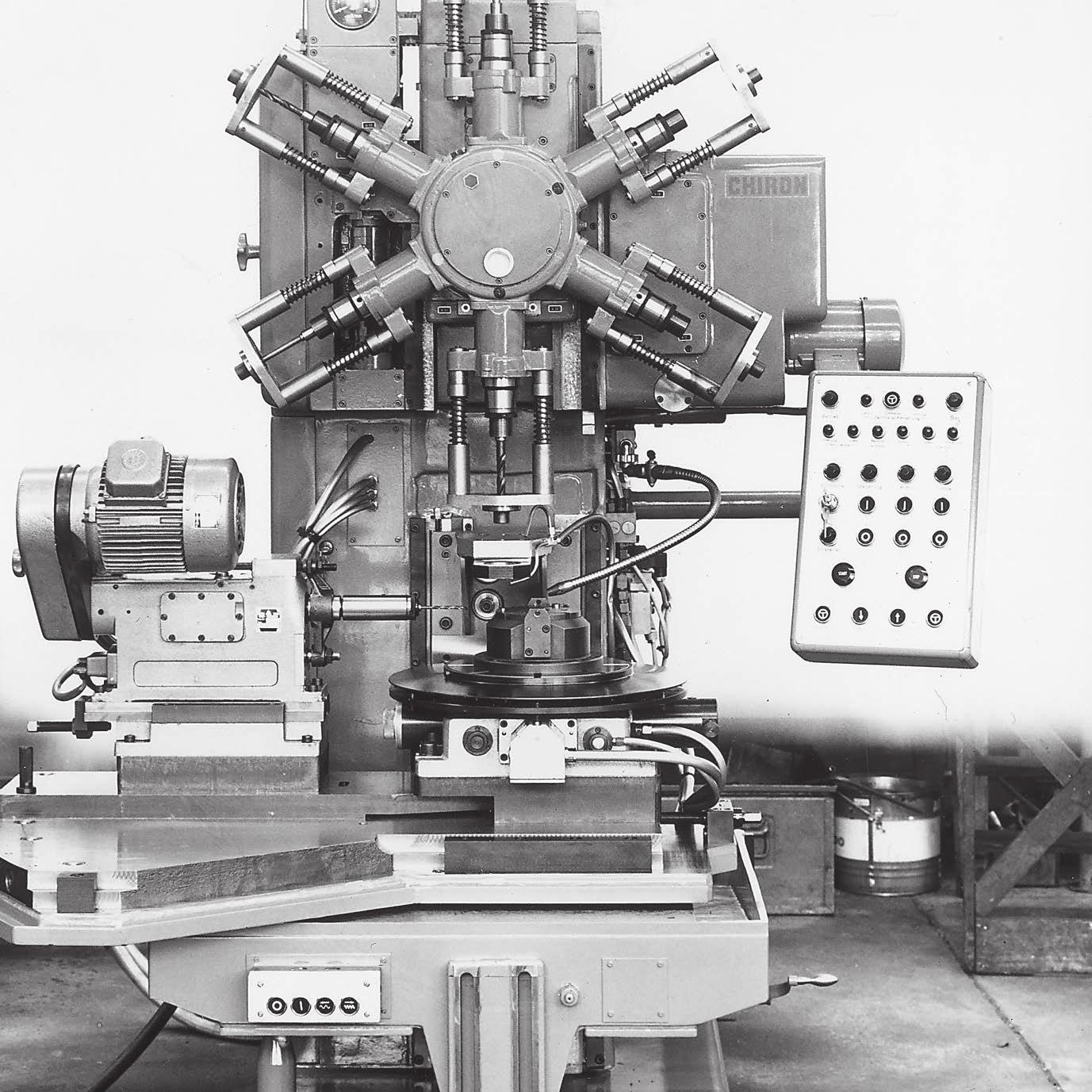 Bei der Entwicklung zum Werkzeugmaschinenbauer bediente man sich stets modernster Geräte wie Revolverbohrmaschine oder dem ersten Doppelspanzentrum. Bei der Entwicklung zum Werkzeugmaschinenbauer bediente man sich stets modernster Geräte wie Revolverbohrmaschine oder dem ersten Doppelspanzentrum.