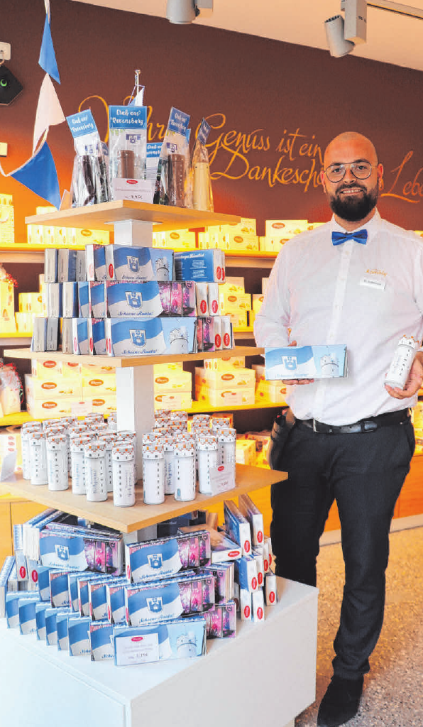 Maximilian Sedlmayr, Leiter des Erlebniscafés, präsentiert ruatelige Köstlichkeiten. Maximilian Sedlmayr, Leiter des Erlebniscafés, präsentiert ruatelige Köstlichkeiten.