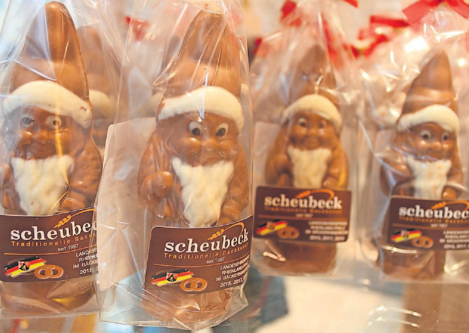Beteiligt sich an der Aktion „Oggersheimer Weihnachtslos“: die Bäckerei/Konditorei Scheubeck in der Schillerstraße. Aktuell gibt es hier auch selbst gefertigte Schokoladen-Figuren. FOTO: SCHERZINGER Beteiligt sich an der Aktion „Oggersheimer Weihnachtslos“: die Bäckerei/Konditorei Scheubeck in der Schillerstraße. Aktuell gibt es hier auch selbst gefertigte Schokoladen-Figuren. FOTO: SCHERZINGER