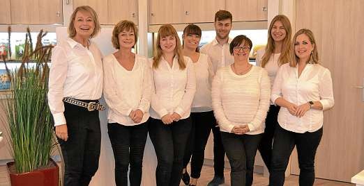 Das Team von Fahrenkrog in Kiel freut sich über die Auszeichnung mit dem Service Award. FOTO: HFR Das Team von Fahrenkrog in Kiel freut sich über die Auszeichnung mit dem Service Award. FOTO: HFR
