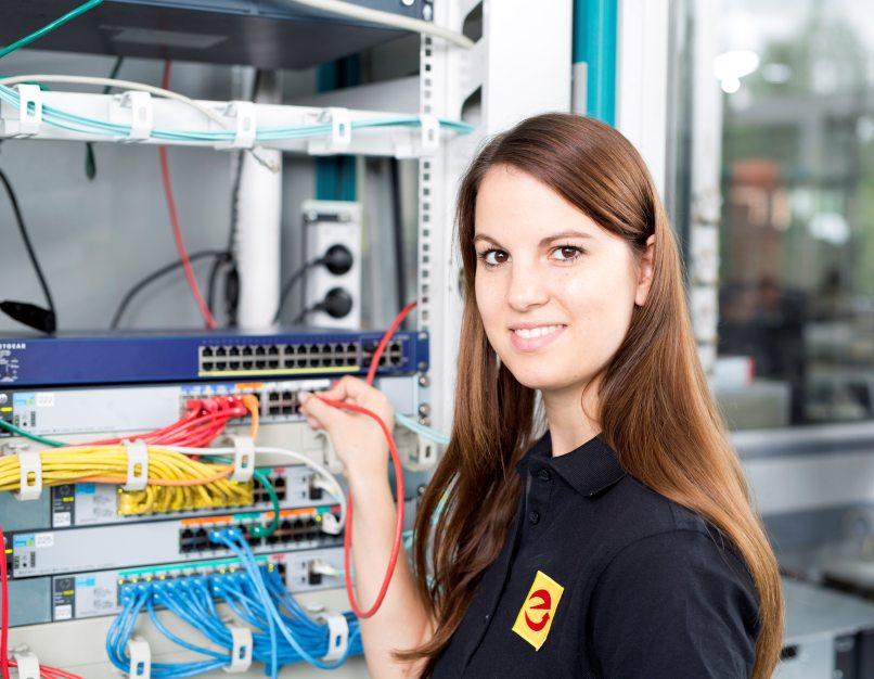 Egal, für welchen der Ausbildungsgänge im E-Handwerk sich Interessierte entscheiden: Die zukunftsträchtigen Themen Digitalisierung, Energiewende, Smart Living und intelligente Raum- und Gebäudeautomation für Gewerbebauten spielen in allen Berufen eine bedeutende Rolle. Bild: ArGe Medien im ZVEH