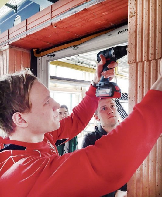 Jede Baustelle ist anders, jedes Fenster individuell. Bei Neubauten kann der Glaser in der Regel auf fertige Fenster zurückgreifen. Im Altbau hingegen müssen die Fachleute häufig jedes Fenster individuell fertigen. Bilder: Fachverband Glas • Fenster • Fassade Jede Baustelle ist anders, jedes Fenster individuell. Bei Neubauten kann der Glaser in der Regel auf fertige Fenster zurückgreifen. Im Altbau hingegen müssen die Fachleute häufig jedes Fenster individuell fertigen. Bilder: Fachverband Glas • Fenster • Fassade