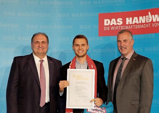 Marcel Dewenter, 1. Bundessieger im Feinwerkmechaniker-Handwerk, lernte an der Universität Tübingen. Hans Peter Wollseifer, Präsident des Zentralverbandes des Deutschen Handwerks, und Thomas Keindorf von der Stiftung Begabtenförderung im Handwerk gratulierten. Marcel Dewenter, 1. Bundessieger im Feinwerkmechaniker-Handwerk, lernte an der Universität Tübingen. Hans Peter Wollseifer, Präsident des Zentralverbandes des Deutschen Handwerks, und Thomas Keindorf von der Stiftung Begabtenförderung im Handwerk gratulierten.