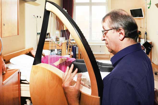 Musiktherapeut Eckhart Boelger trägt mit den entspannenden Klängen der Leier zum Wohlbefinden der Patientinnen bei. Musiktherapeut Eckhart Boelger trägt mit den entspannenden Klängen der Leier zum Wohlbefinden der Patientinnen bei.