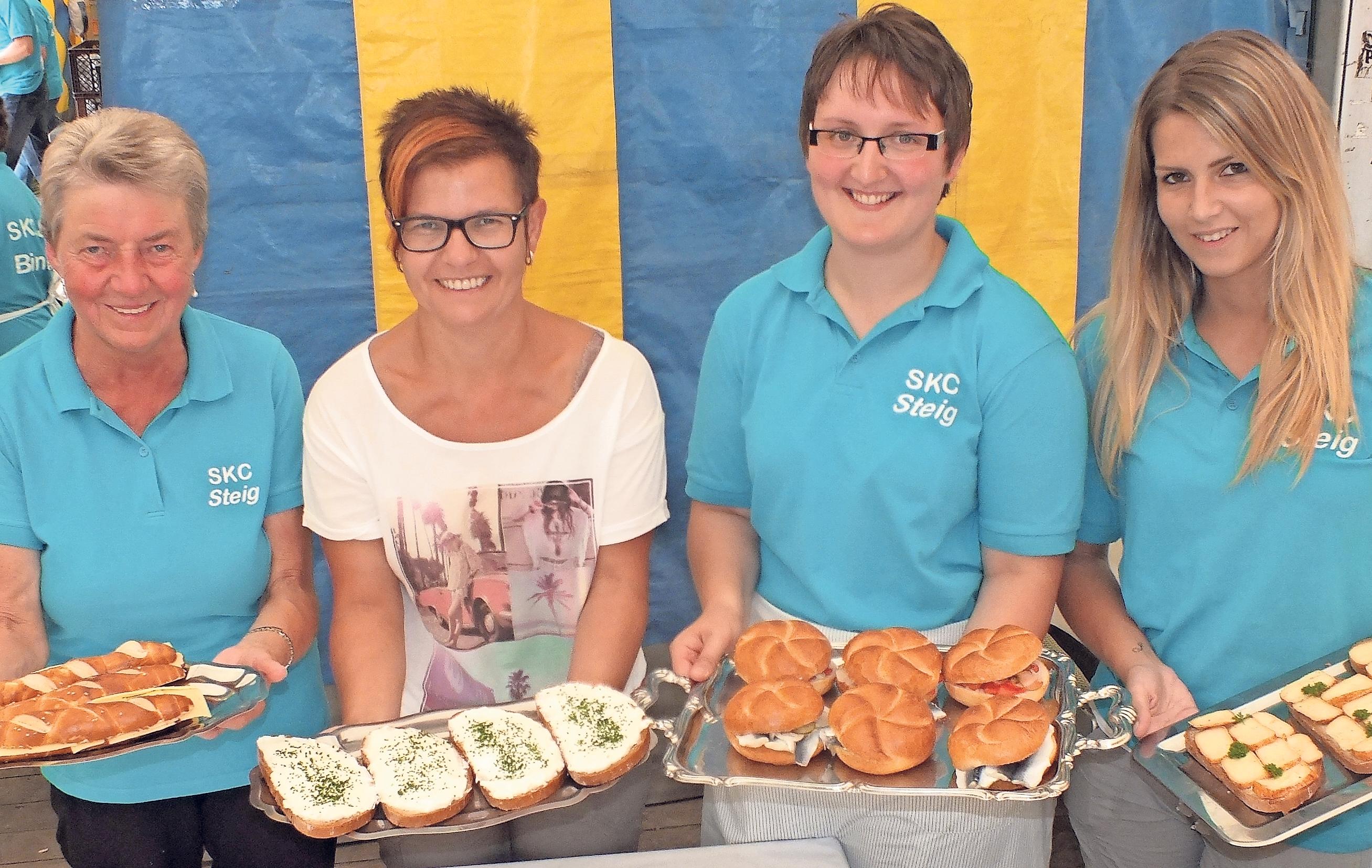 Käse, Quark und Fisch: Für leckere Brotzeiten sind die SKC-Damen zuständig. Käse, Quark und Fisch: Für leckere Brotzeiten sind die SKC-Damen zuständig.