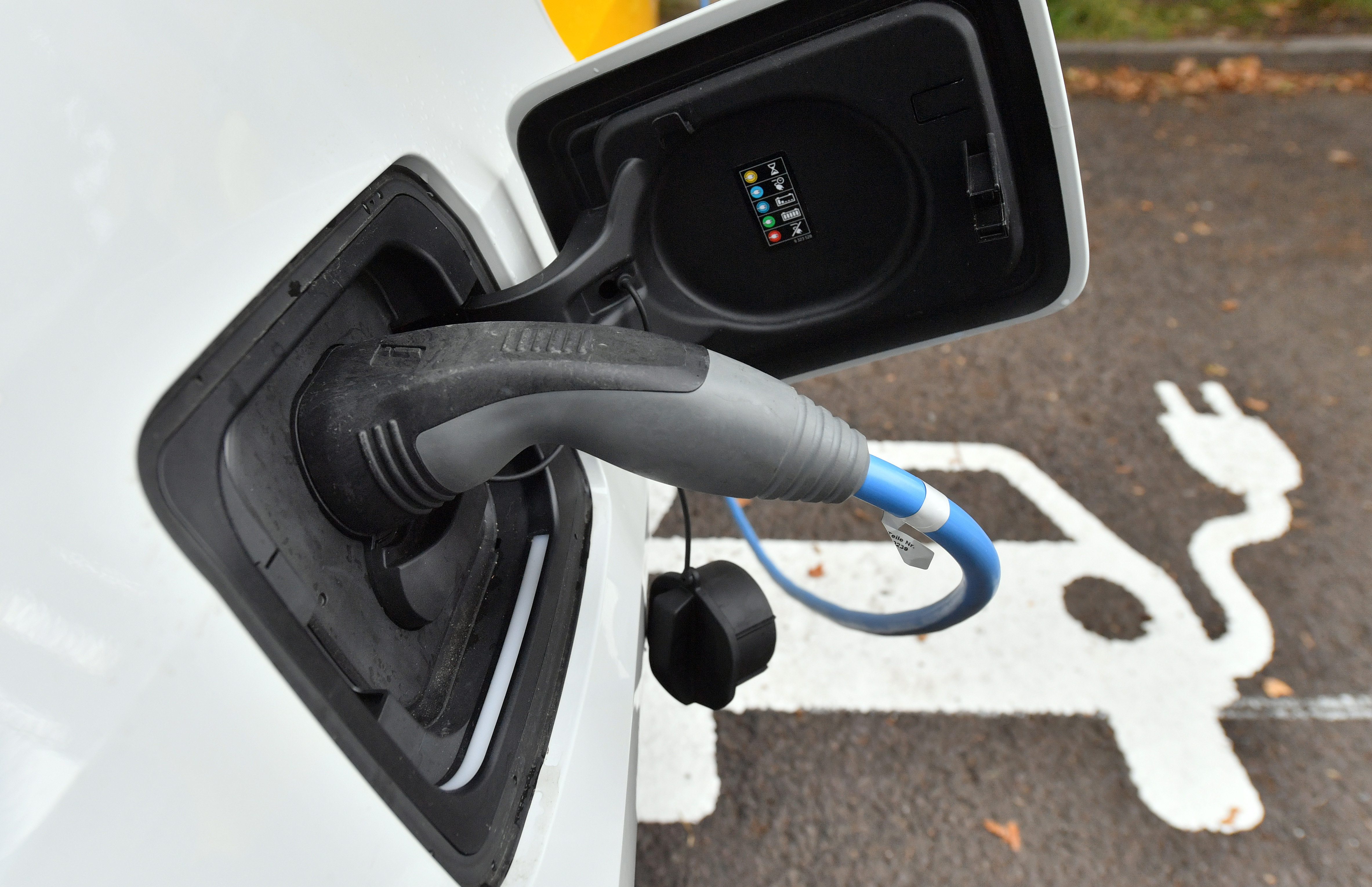 E-Auto an der Ladestation FOTO: MZ-ARCHIV/HENDRIK SCHMIDT/ZB/DPA E-Auto an der Ladestation FOTO: MZ-ARCHIV/HENDRIK SCHMIDT/ZB/DPA