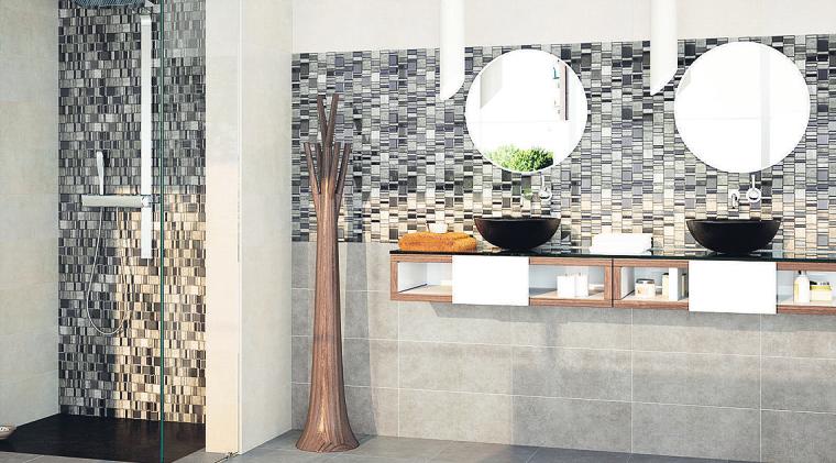 Das schwarz-graue Mosaik betont die einzelnen Badbereiche