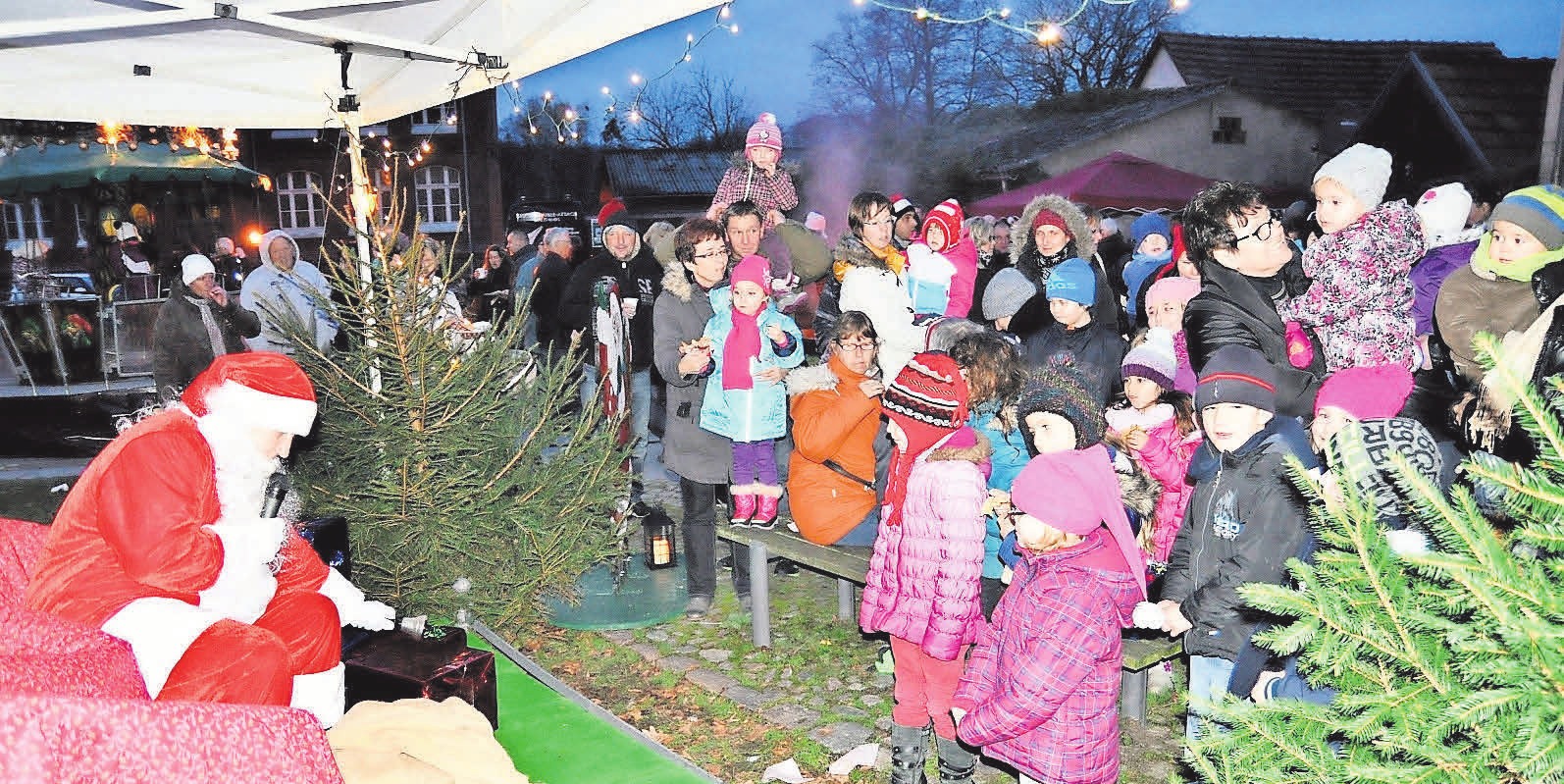 Klein gemütlich und familiär: der Weihnachtsmarkt in Lindow. ARCHIVFOTO: REGINE BUDDEKE Klein gemütlich und familiär: der Weihnachtsmarkt in Lindow. ARCHIVFOTO: REGINE BUDDEKE