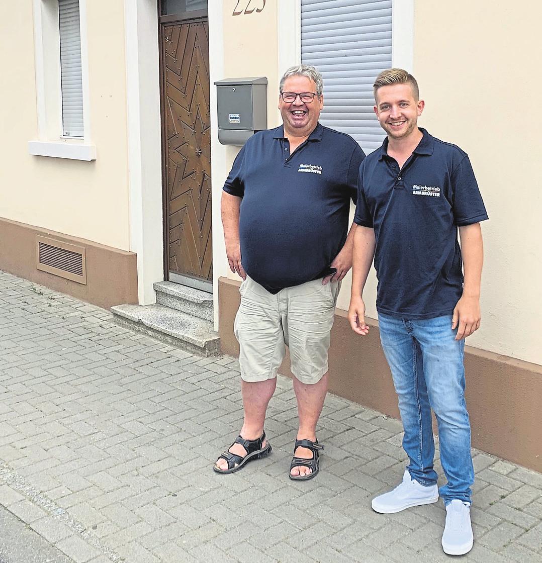Klaus (links) und Christoph Armbrüster vor dem Firmensitz in der Alzeyer Straße 225, der sich in direkter Nachbarschaft zum Lutherbaum, einem der Wahrzeichenvon Worms, befindet. Foto: kwi