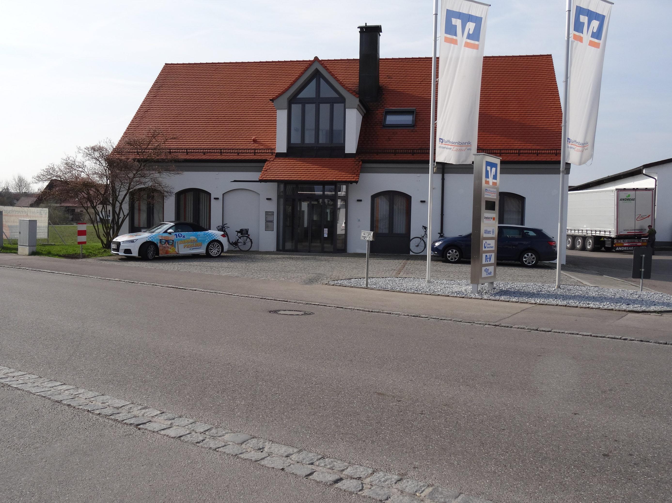 Für rund 750 000 Euro wurde das Hauptgebäude der Raiffeisenbank Schrobenhausener Land in Langenmosen grundlegend saniert. Fotos: enf Für rund 750 000 Euro wurde das Hauptgebäude der Raiffeisenbank Schrobenhausener Land in Langenmosen grundlegend saniert. Fotos: enf