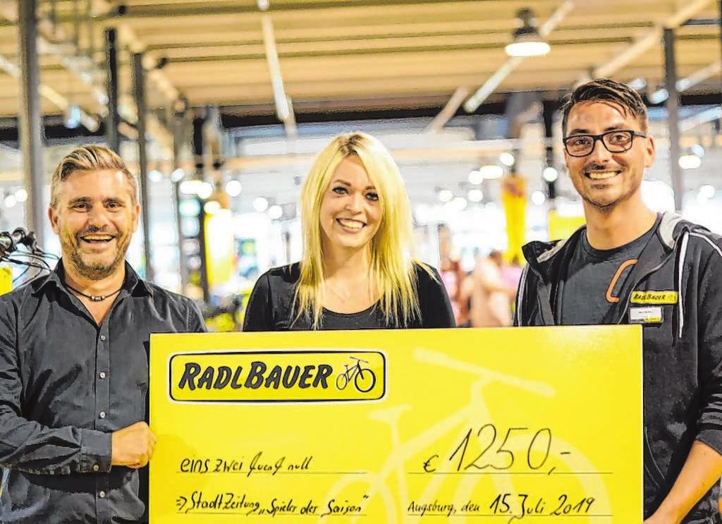 1250 Euro mit dem FCA gewonnen. „Wer ist der Spieler der Saison?“ wollten die StadtZeitung und der RADLBAUER aus Augsburg von den Leserinnen und Lesern wissen. Die Mehrheit wählte Marco Richter. Auch für FCA-Fan Katharina Küffner ist er die Nummer Eins. Sie wurde unter allen Teilnehmern gezogen und durfte sich jetzt über einen Gutschein im Wert von 1250 Euro freuen, den Mediaberater René Finke (links) zusammen mit Thomas Kleiber, Filialleiter von RADLBAUER, der glücklichen Gewinnerin überreichten. Wir wünschen ihr viel Spaß mit ihrem Gewinn. Foto: Tauch 1250 Euro mit dem FCA gewonnen. „Wer ist der Spieler der Saison?“ wollten die StadtZeitung und der RADLBAUER aus Augsburg von den Leserinnen und Lesern wissen. Die Mehrheit wählte Marco Richter. Auch für FCA-Fan Katharina Küffner ist er die Nummer Eins. Sie wurde unter allen Teilnehmern gezogen und durfte sich jetzt über einen Gutschein im Wert von 1250 Euro freuen, den Mediaberater René Finke (links) zusammen mit Thomas Kleiber, Filialleiter von RADLBAUER, der glücklichen Gewinnerin überreichten. Wir wünschen ihr viel Spaß mit ihrem Gewinn. Foto: Tauch