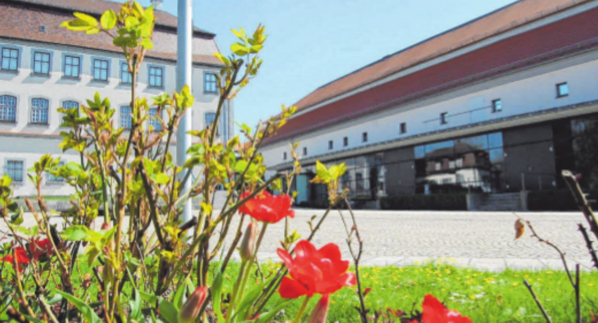 Im und ums Kulturhaus kann man sich rund ums Thema Bauen informieren. FOTO: SONJA RUPRECHT Im und ums Kulturhaus kann man sich rund ums Thema Bauen informieren. FOTO: SONJA RUPRECHT