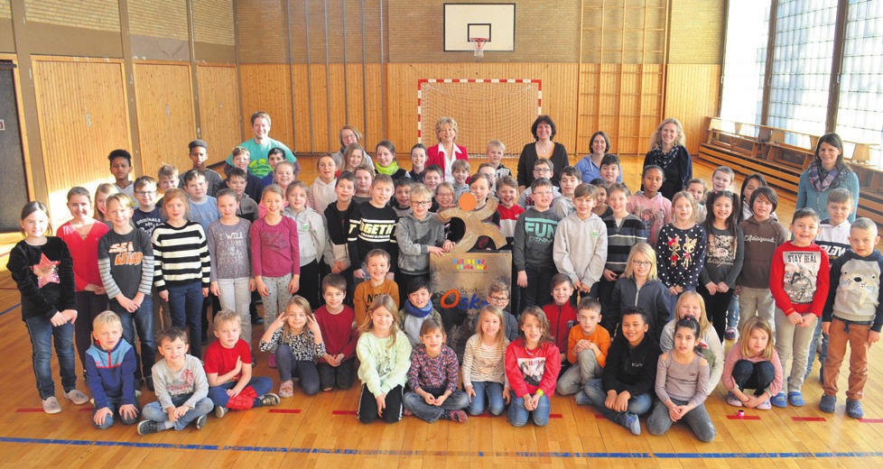 Die Schüler der Grundschule am Drömling in Vorsfelde dürfen sich für ein halbes Jahr lang über den Sport-Oskar der Volksbank Brawo freuen. Die Schüler der Grundschule am Drömling in Vorsfelde dürfen sich für ein halbes Jahr lang über den Sport-Oskar der Volksbank Brawo freuen.