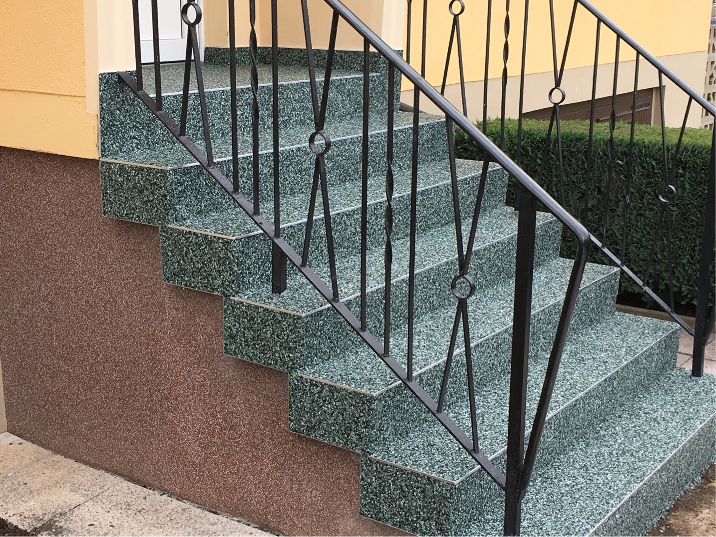Die Firma Kunze in Meisdorf hat sich auf die Beschichtung von Böden und Treppen mit Flüssigkunststoff spezialisiert. FOTO: PRIVAT Die Firma Kunze in Meisdorf hat sich auf die Beschichtung von Böden und Treppen mit Flüssigkunststoff spezialisiert. FOTO: PRIVAT