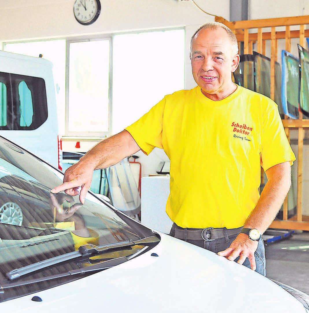 Schnelle Hilfe: Ludwig Gunkel wechselt innerhalb von 24 Stunden Autoscheiben aus. Schnelle Hilfe: Ludwig Gunkel wechselt innerhalb von 24 Stunden Autoscheiben aus.