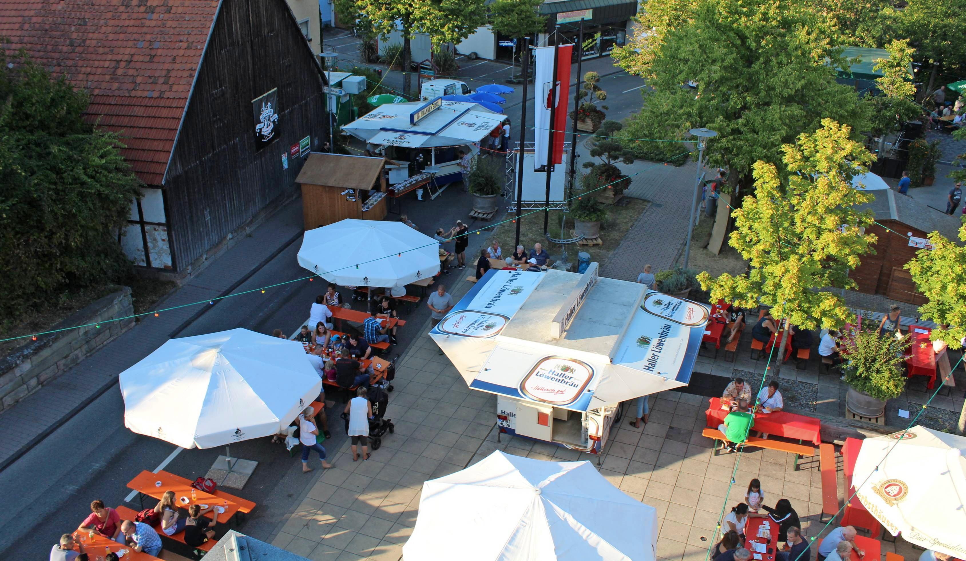 Rathausvorplatz, Parkplatz und die angrenzende Hauptstraße werden am kommenden Wochenende zum Festgelände umfunktioniert. Auf einer Bühne ist am Freitag Blasmusik und am Samstag Rock geboten. Foto: privat Rathausvorplatz, Parkplatz und die angrenzende Hauptstraße werden am kommenden Wochenende zum Festgelände umfunktioniert. Auf einer Bühne ist am Freitag Blasmusik und am Samstag Rock geboten. Foto: privat