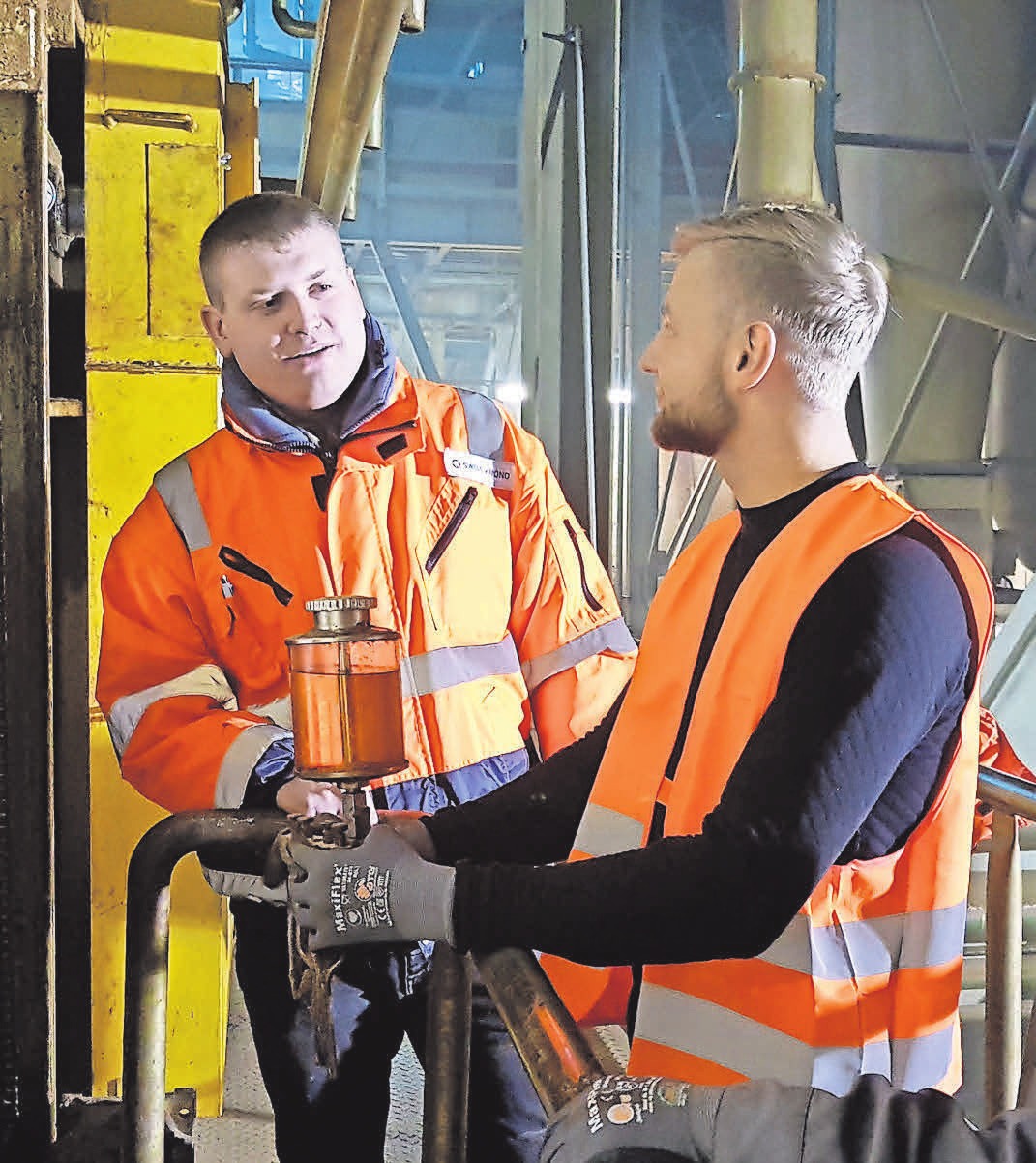 Tom Symossek erkundigt sich bei Mechaniker Raphael Klemm (l.), wie weit die Montage des Ölers an dem Kettenantrieb vorangekommen ist. FOTO: ROSENGRUEN.DE Tom Symossek erkundigt sich bei Mechaniker Raphael Klemm (l.), wie weit die Montage des Ölers an dem Kettenantrieb vorangekommen ist. FOTO: ROSENGRUEN.DE