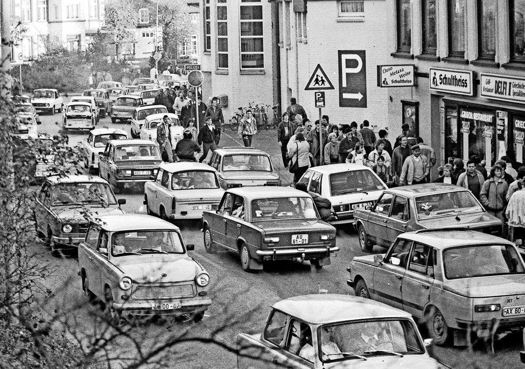 Massen von DDR-Bürgern durchqueren mit ihren Autos am 12. November 1989 Schlutup, einen Stadtteil von Lübeck, um in die Innenstadt Lübecks oder weiter nach Hamburg zu fahren. FOTO: LÜBECKER NACHRICHTEN Massen von DDR-Bürgern durchqueren mit ihren Autos am 12. November 1989 Schlutup, einen Stadtteil von Lübeck, um in die Innenstadt Lübecks oder weiter nach Hamburg zu fahren. FOTO: LÜBECKER NACHRICHTEN
