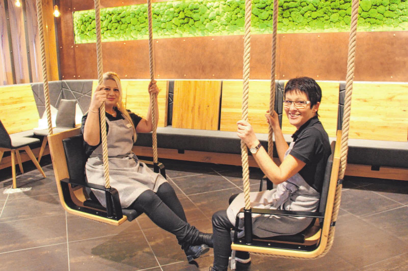 Petra Schmid (l.) und ihre Kollegin Lydia Frischknecht testen die gemütlichen Schaukeln im neuen Café Stehle. FOTO: SCHMIDL Petra Schmid (l.) und ihre Kollegin Lydia Frischknecht testen die gemütlichen Schaukeln im neuen Café Stehle. FOTO: SCHMIDL