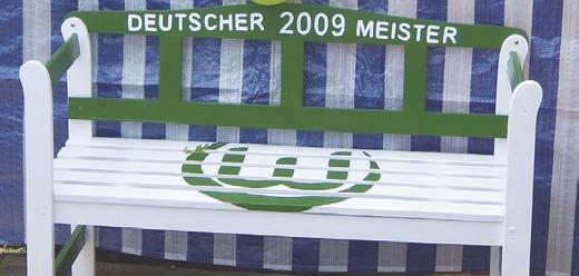 Gemalt wurde überall: Das VfL-Logo war plötzlich auf immer mehr Garagen, Türen oder auch Zäunen zu sehen. Bei Dirk Busboom aus Fallersleben war‘s die Bank.