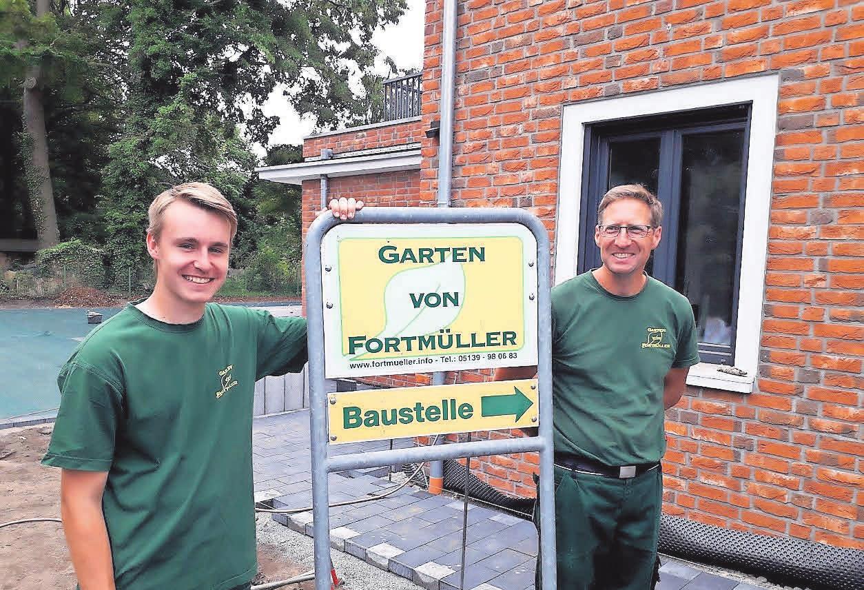Fortmüller-Gartenbaumeister Andreas Polatschek (rechts) mit dem Auszubildenden Florian Sauer. Fortmüller-Gartenbaumeister Andreas Polatschek (rechts) mit dem Auszubildenden Florian Sauer.