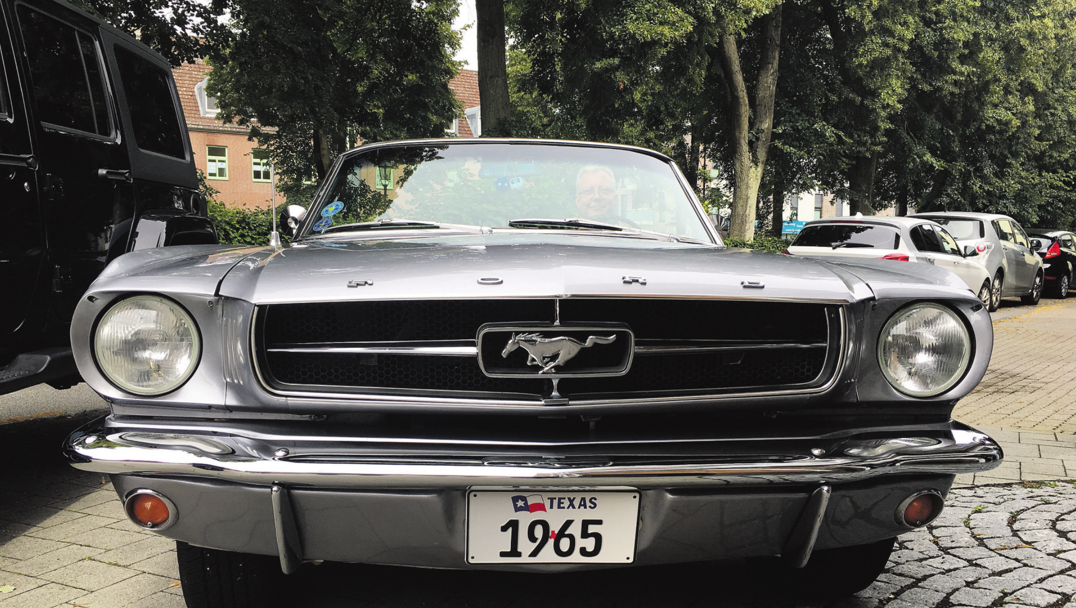Beim US-Car- & Oldtimer-Treffen am Sonnabend, 14. September, in Bargteheide werden auch dieser schnittige, 54-jährige Ford Mustang und sein Fahrer Martin Wettering anzutreffen sein