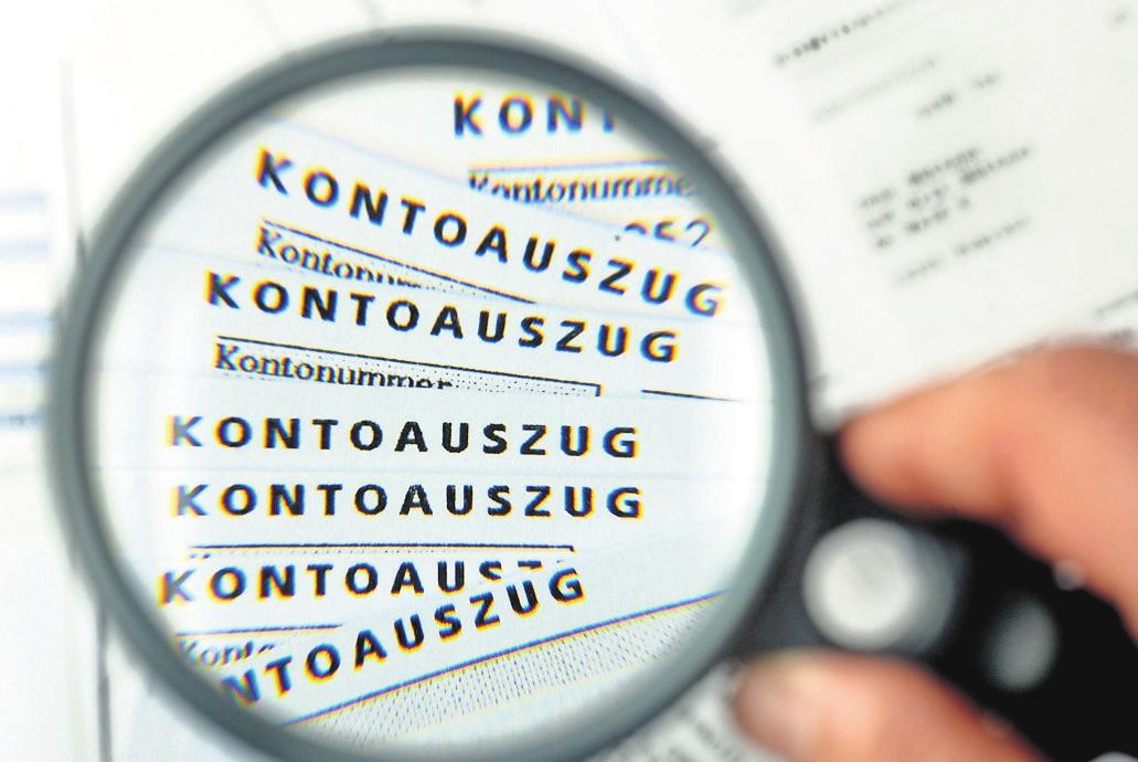 Und was bekommt die Bank? Wer mehr als 60 Euro an Gebühren für sein Konto zahlt, sollte über einen Wechsel nachdenken oder innerhalb des Geldinstituts auf ein neues Modell setzen. FOTO: JENS BÜTTNER/DPA Und was bekommt die Bank? Wer mehr als 60 Euro an Gebühren für sein Konto zahlt, sollte über einen Wechsel nachdenken oder innerhalb des Geldinstituts auf ein neues Modell setzen. FOTO: JENS BÜTTNER/DPA