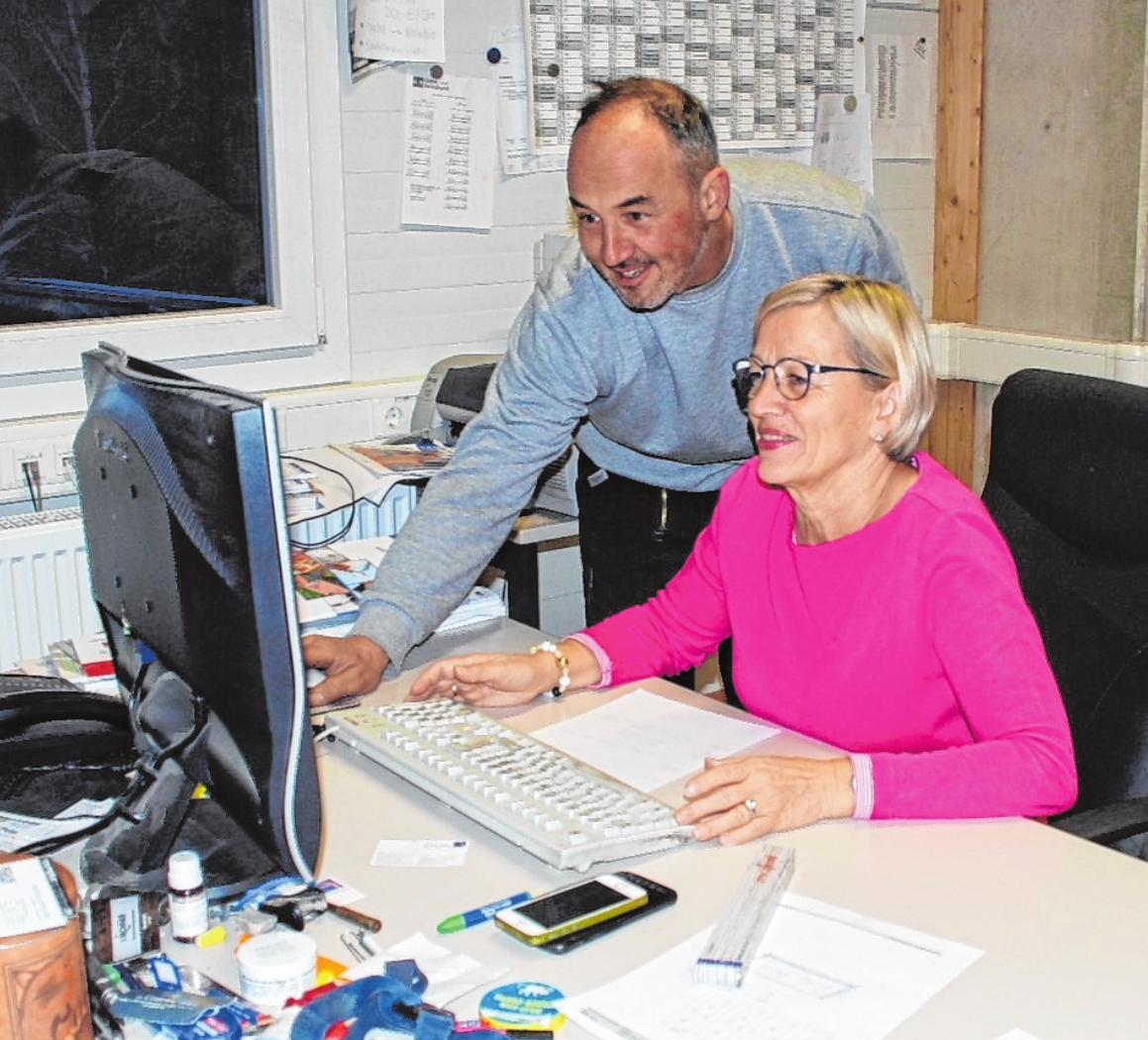 Überprüfung der verschiedenen Aufträge im Büro: Meister Christian Rahner zusammen mit Renate Juks. FOTOS: USCHI MERTEN Überprüfung der verschiedenen Aufträge im Büro: Meister Christian Rahner zusammen mit Renate Juks. FOTOS: USCHI MERTEN
