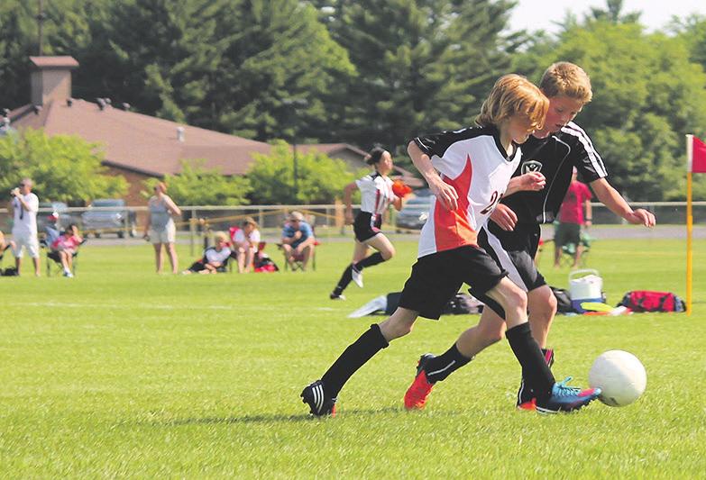 Fußball spielende Heranwachssende. Die körperliche Konditionierung im Erwachsenenalter entsteht zwischen dem 11. und 16. Lebensjahr. Foto: Josh Dick auf Pixabay