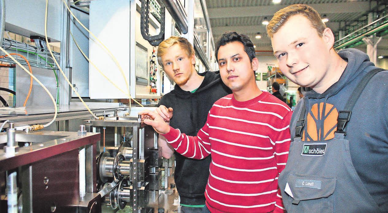 Die Auszubildenden Kevin Grevesmühl, Hamid Khavari und Christoph Landt an einer Rohrschweißmaschine (v. li.). Foto: Thomas Albrecht Die Auszubildenden Kevin Grevesmühl, Hamid Khavari und Christoph Landt an einer Rohrschweißmaschine (v. li.). Foto: Thomas Albrecht