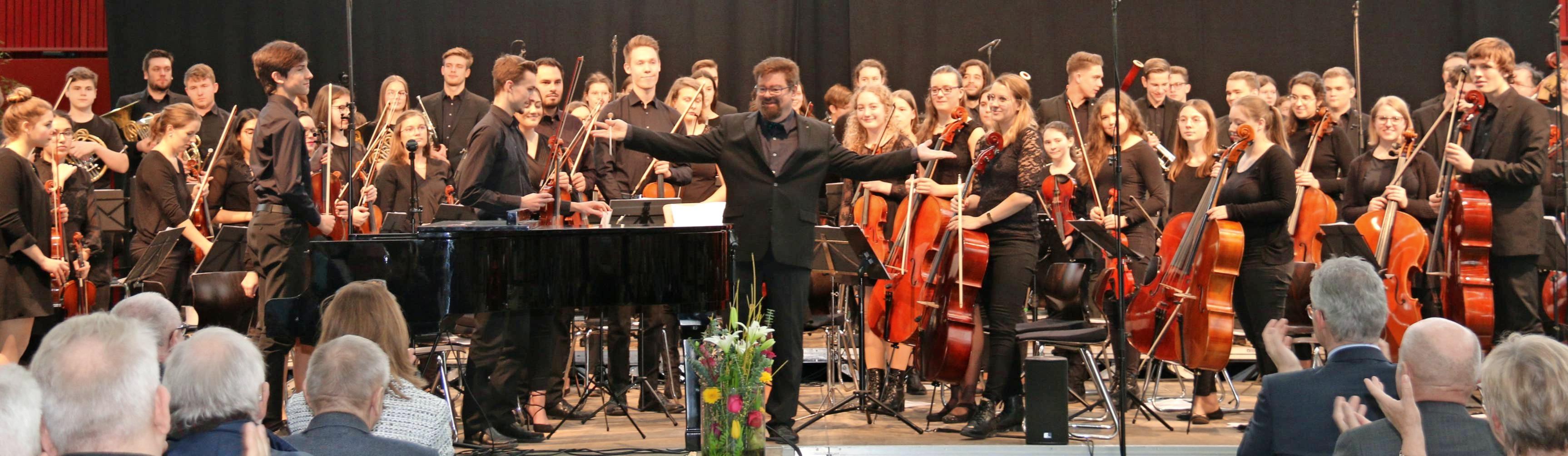 Schwungvoll und selbstbewusst – so beeindruckte das Jugend-Sinfonieorchester beim Neujahrsempfang der Stadt die rund 1300 Zuhörer in der Ballei. Foto: snp Schwungvoll und selbstbewusst – so beeindruckte das Jugend-Sinfonieorchester beim Neujahrsempfang der Stadt die rund 1300 Zuhörer in der Ballei. Foto: snp