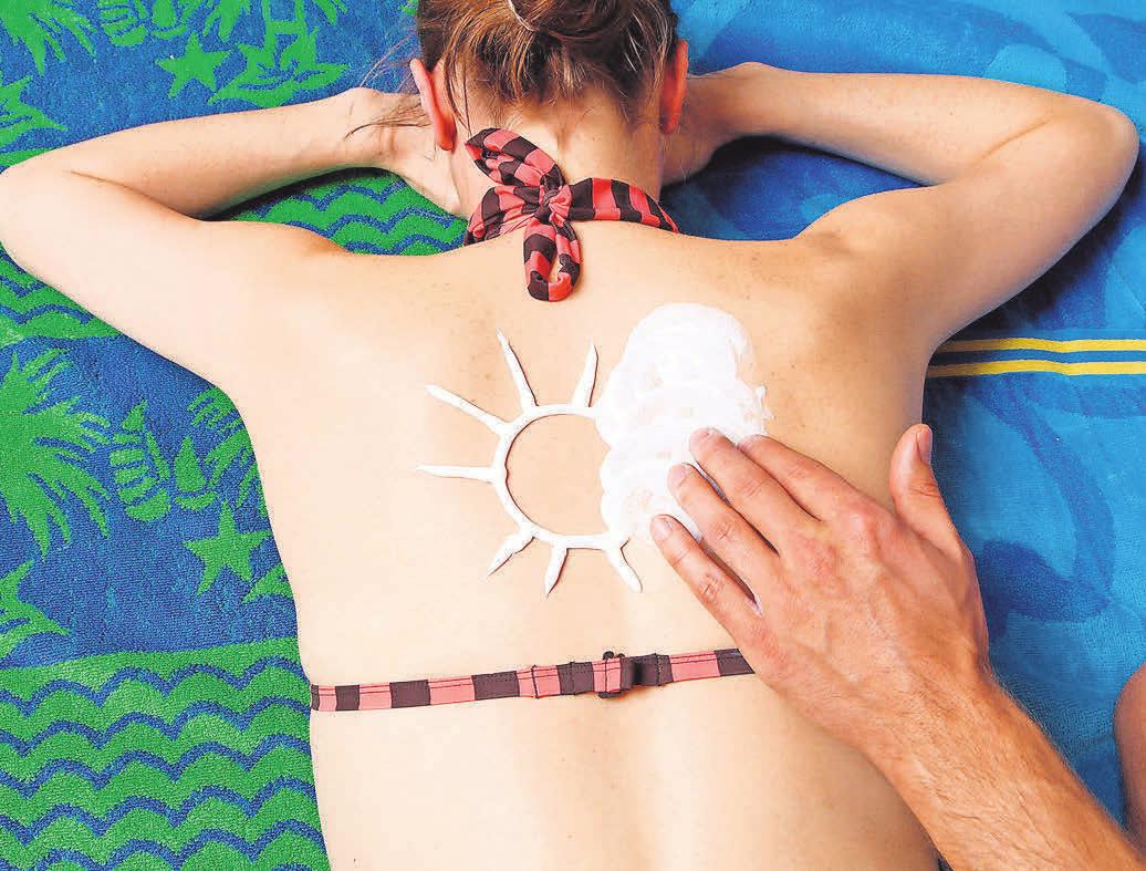 Das Eincremen mit geeigneter Sonnenschutzlotion schützt die Haut vor gefährlicher UV-Strahlung. Foto: AOK Mediendienst Das Eincremen mit geeigneter Sonnenschutzlotion schützt die Haut vor gefährlicher UV-Strahlung. Foto: AOK Mediendienst