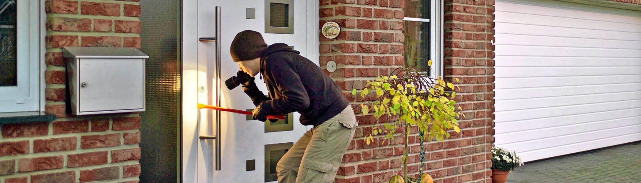 Fenster und Türen sind die Schwachstellen des Hauses. Genau dort sollte nach Meinung von Sicherheitsexperten der Einbruchschutz ansetzen. Foto: dpa Fenster und Türen sind die Schwachstellen des Hauses. Genau dort sollte nach Meinung von Sicherheitsexperten der Einbruchschutz ansetzen. Foto: dpa