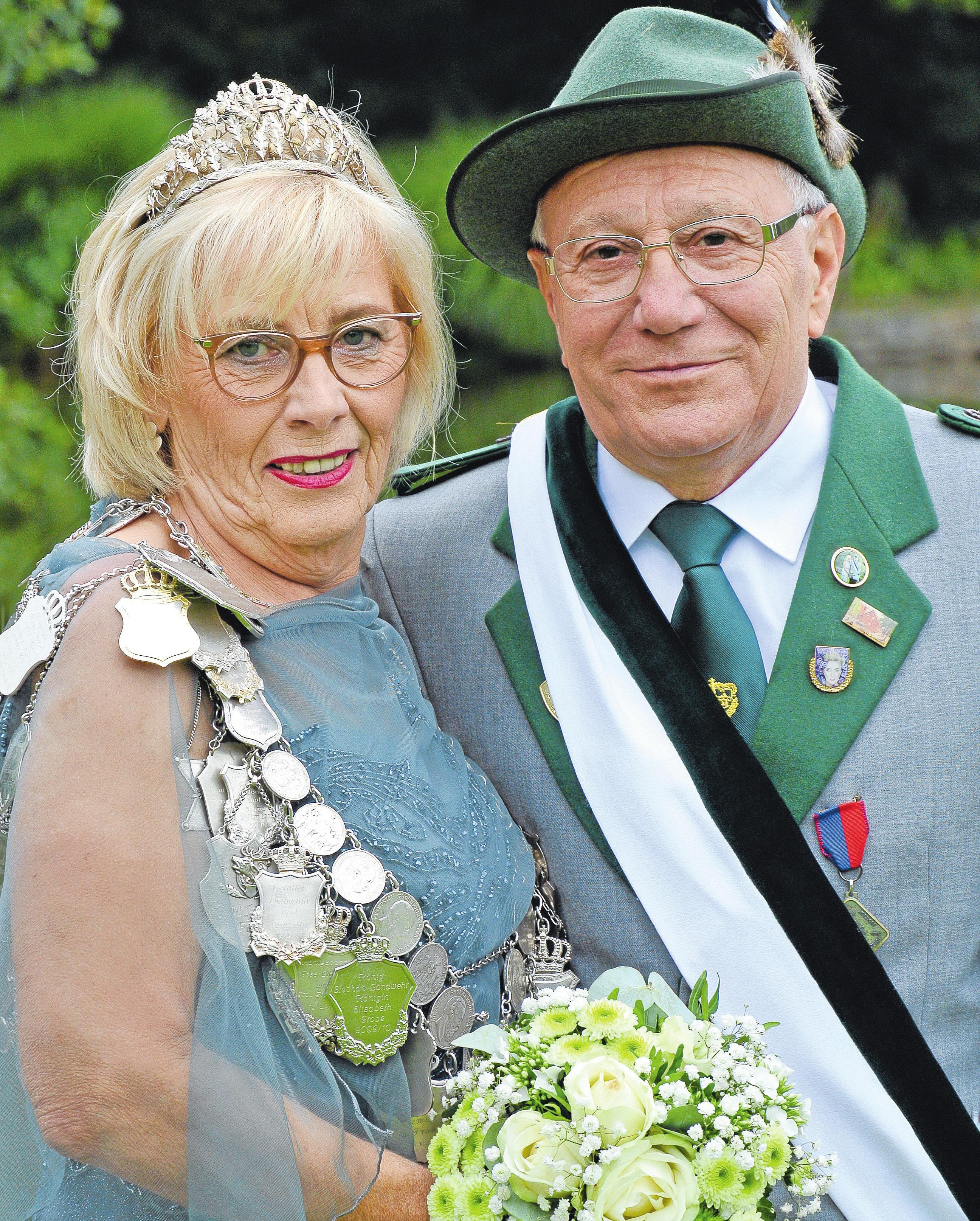 Das Königspaar Irmgard Blömer und Jürgen Engelhart grüßt die Gäste des diesjährigen Schützenfestes und wünscht allen Schützinnen und Schützen mit ihren Gästen viele schöne Stunden auf dem Festplatz am „Küpers Busch“.
