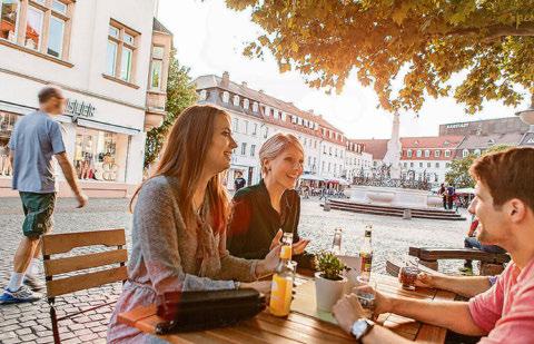 Die zahlreichen Gaststätten am St. Johanner Markt laden zu einem erfrischenden Zwischenstopp ein. Foto: Tourismus Zentrale Saarland Die zahlreichen Gaststätten am St. Johanner Markt laden zu einem erfrischenden Zwischenstopp ein. Foto: Tourismus Zentrale Saarland