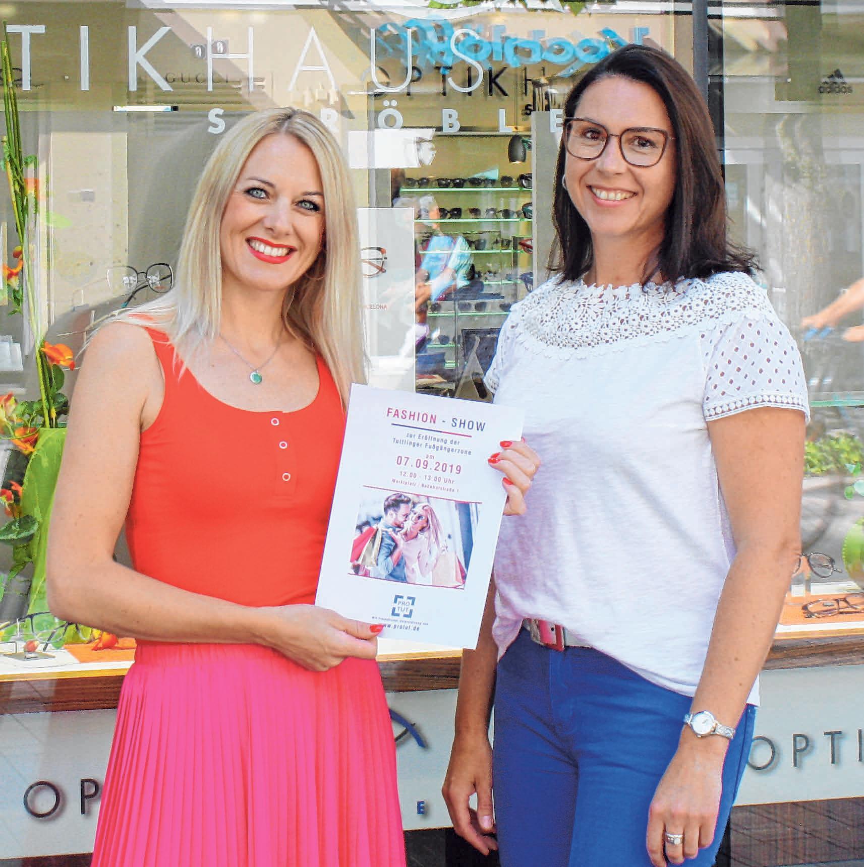 Katja Braun und Diana Ströble (v.l.) organisieren eine Modenschau zur Einweihung der Tuttlinger Fußgängerzone. FOTO: PM Katja Braun und Diana Ströble (v.l.) organisieren eine Modenschau zur Einweihung der Tuttlinger Fußgängerzone. FOTO: PM