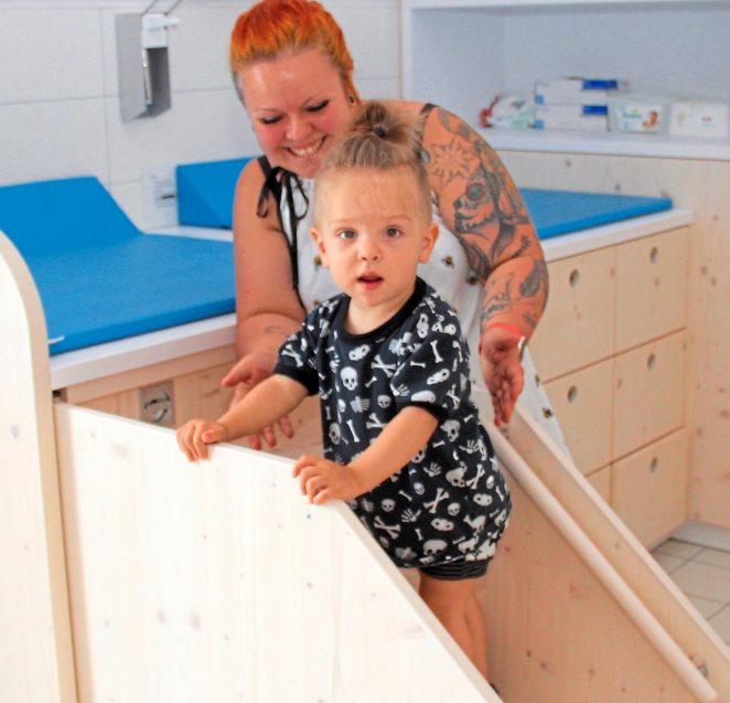 Über eine herausziehbare Treppe klettern die Kinder eigenständig auf den Wickeltisch. Fotos: Herchenbach Über eine herausziehbare Treppe klettern die Kinder eigenständig auf den Wickeltisch. Fotos: Herchenbach