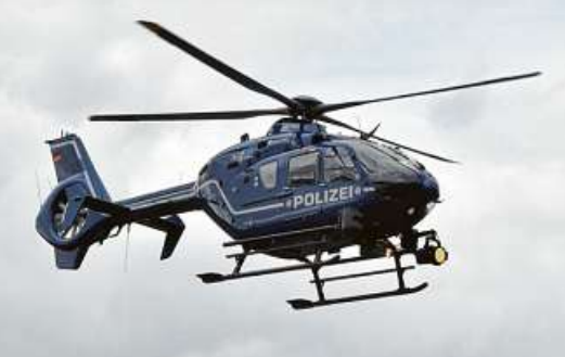 Suche aus der Luft: fliegende Polizisten im Hubschrauber über Berlin. PA/PAUL ZINKEN Suche aus der Luft: fliegende Polizisten im Hubschrauber über Berlin. PA/PAUL ZINKEN