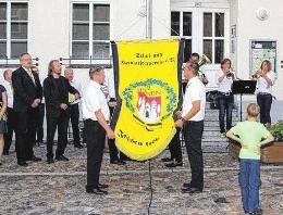 Das Hissen der Festfahne vor dem Rathaus ist einer der symbolträchtigsten Programmpunkte des Schul- und Heimatfestes, bei dem jeder Handgriff sitzen muss.FOTO: VERANSTALTER/LUTZ PALLAS Das Hissen der Festfahne vor dem Rathaus ist einer der symbolträchtigsten Programmpunkte des Schul- und Heimatfestes, bei dem jeder Handgriff sitzen muss.FOTO: VERANSTALTER/LUTZ PALLAS