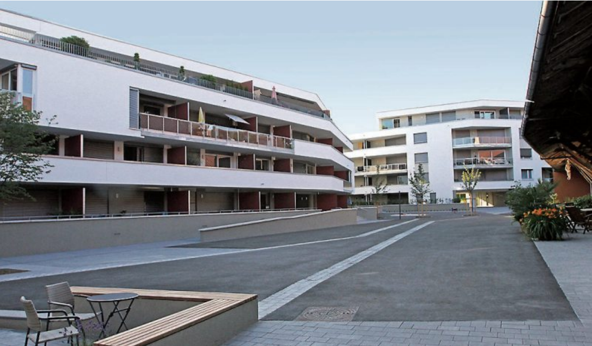 Eine stadtnahe und gleichzeitig ruhige Lage genießen die Bewohner der neuen Mehrfamilienhäuser in der Klausenstraße. Ein gemeinsamer Innenhof verbindet die Gebäude mit den Künstlerateliers im historischen Spitalhof. Bilder: Uhland2