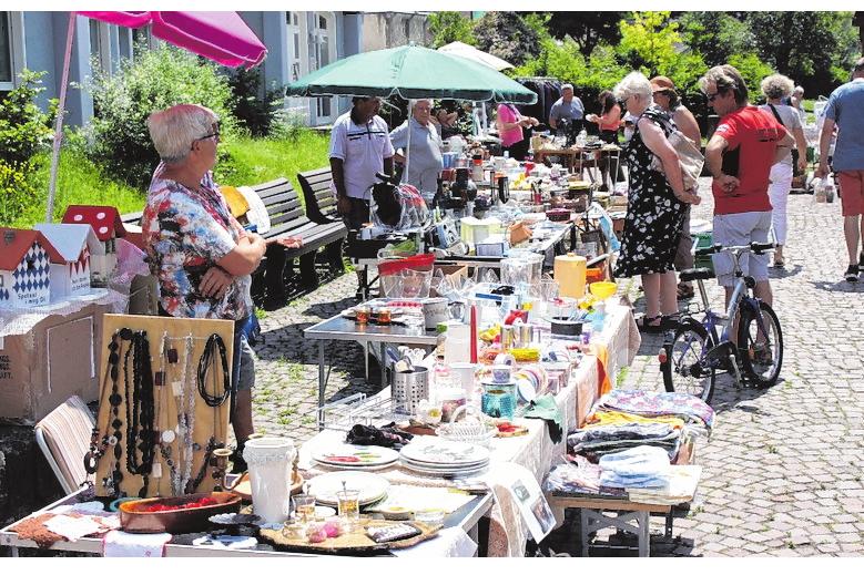 Allerhand kurioses verspricht am Sonntag wieder der Flohmarkt, der schon am Vormittag beginnt. FOTO: JÜRGEN KAMM Allerhand kurioses verspricht am Sonntag wieder der Flohmarkt, der schon am Vormittag beginnt. FOTO: JÜRGEN KAMM