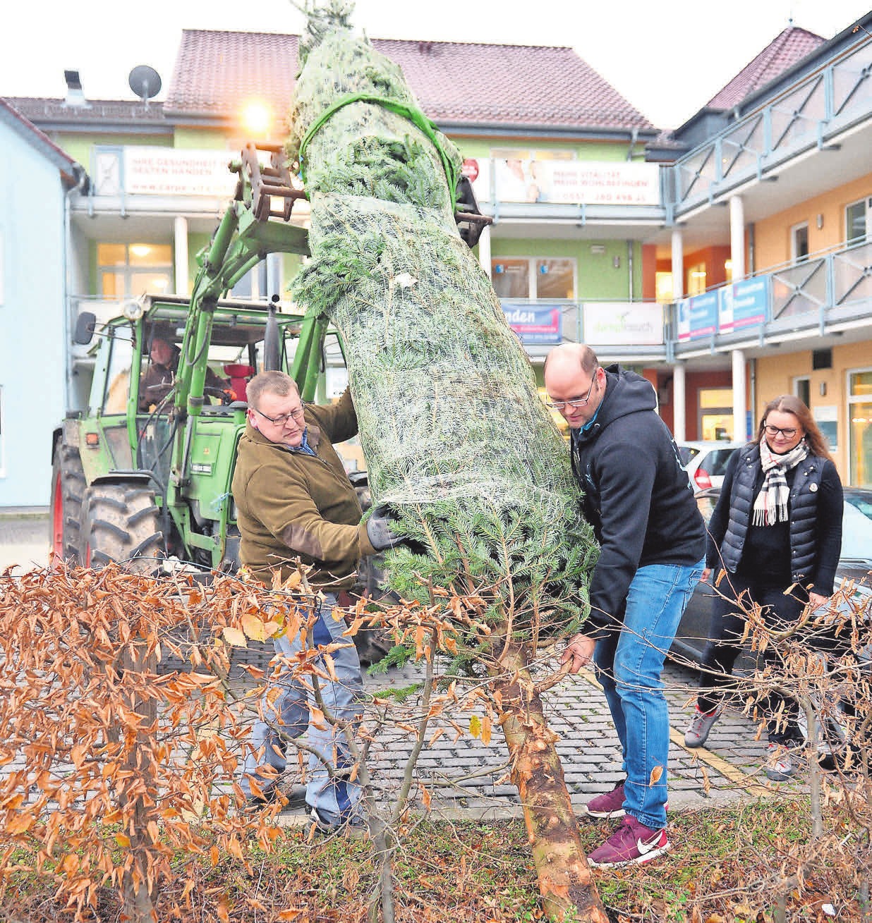 Der Weihnachtsbaum wird aufgestellt und ist bereit zum Schmücken am Sonnabend. FOTOS:HARTWIG, KAZAKOVMAKSIM - FOTOLIA Der Weihnachtsbaum wird aufgestellt und ist bereit zum Schmücken am Sonnabend. FOTOS:HARTWIG, KAZAKOVMAKSIM - FOTOLIA