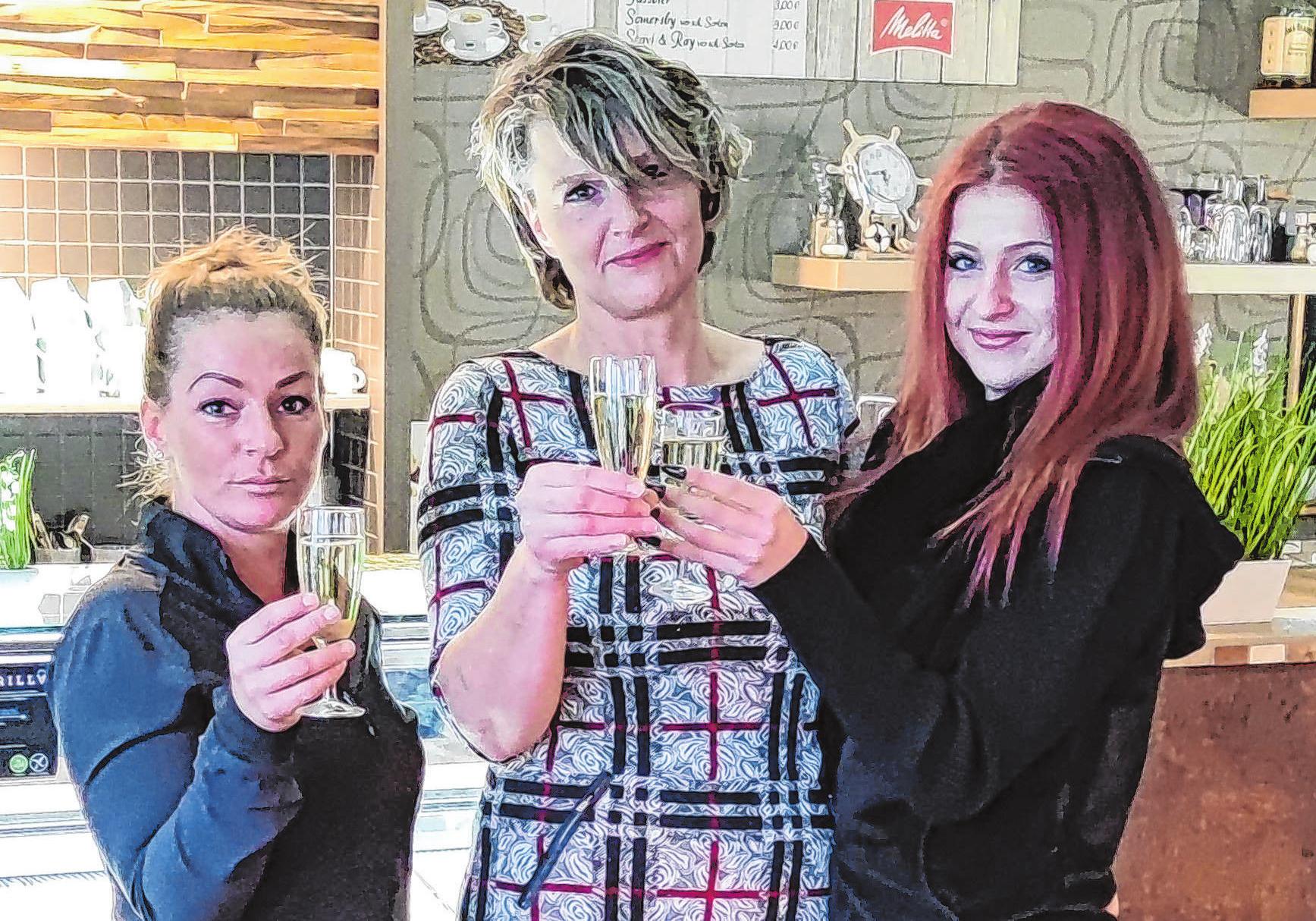 Nicht länger nur Saisonkräfte: die Service-Mitarbeiterinnen Melanie Puschnik und Karin Gurek mit Tochter Marie Christine (v.l.) Nicht länger nur Saisonkräfte: die Service-Mitarbeiterinnen Melanie Puschnik und Karin Gurek mit Tochter Marie Christine (v.l.)