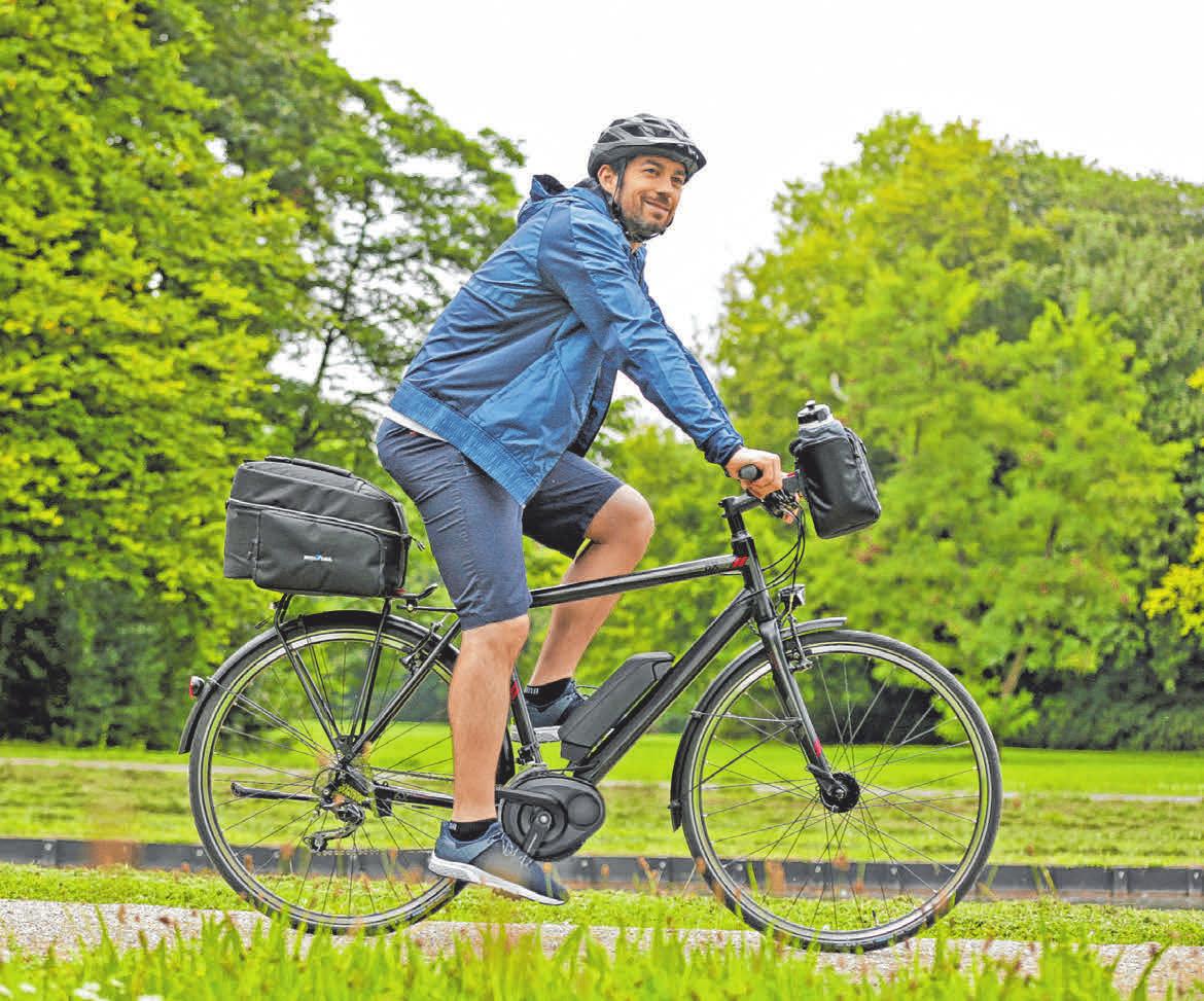 Im Frühling treten Fahrradfreunde wieder häufiger in die Pedale. FOTO: DJD/MAREEN FISCHINGER Im Frühling treten Fahrradfreunde wieder häufiger in die Pedale. FOTO: DJD/MAREEN FISCHINGER