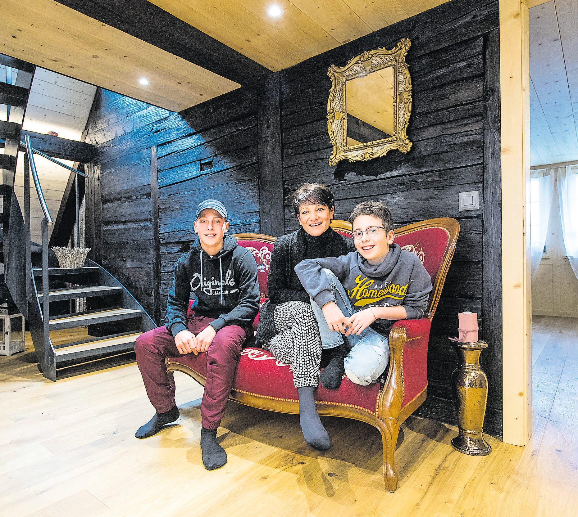 Adelaide Belfiglio mit ihren Söhnen Diego (l.) und Raoul auf dem Lieblingsmöbelstück: einem Brokatsofa. Bild: Eveline Beerkircher