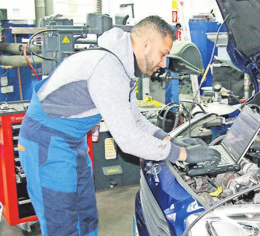 In der Werkstatt werden Fahrzeuge zu den üblichen Öffnungszeiten repariert. In der Werkstatt werden Fahrzeuge zu den üblichen Öffnungszeiten repariert.