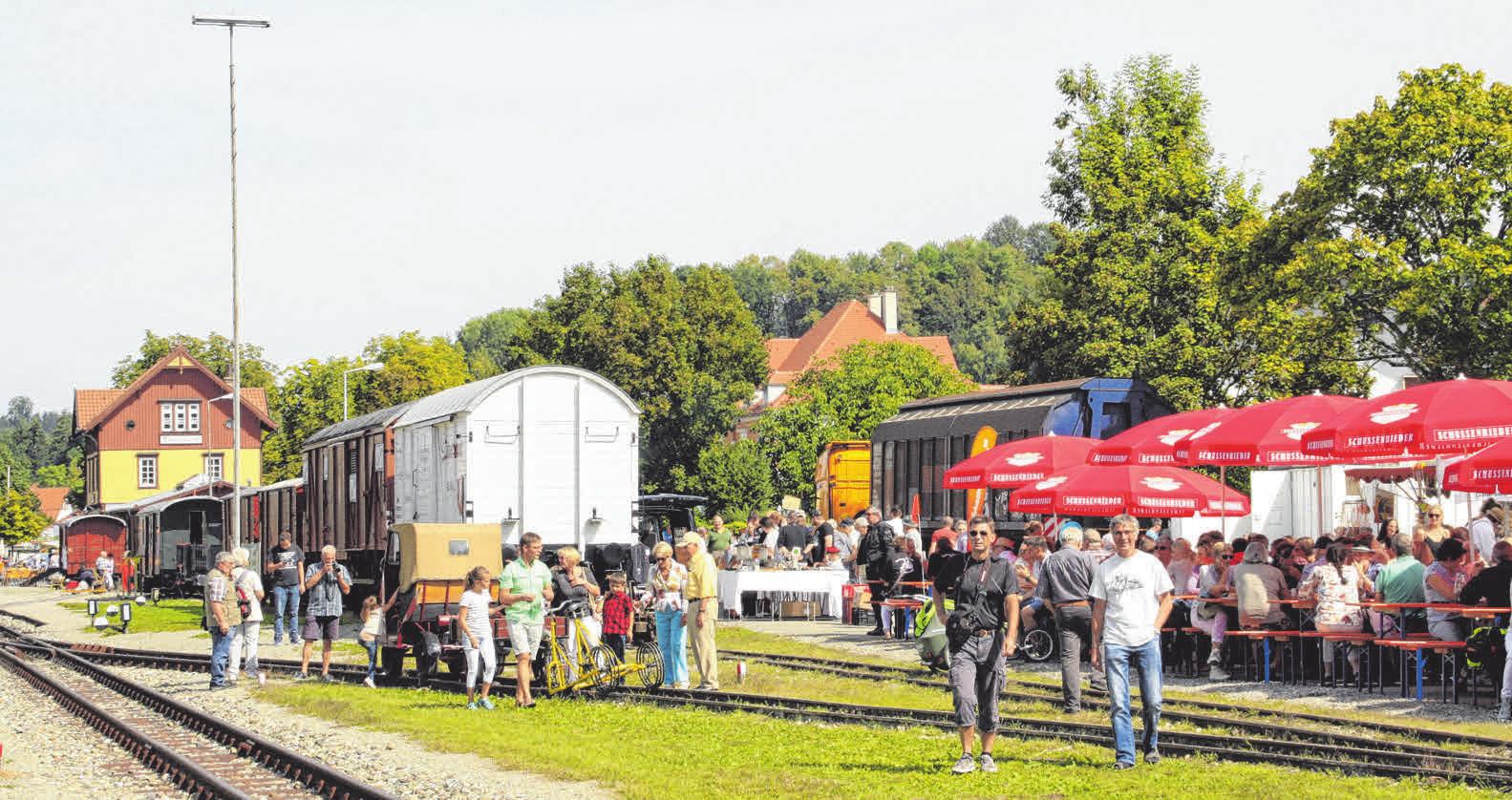 Auf dem Bahnhofsgelände in Ochsenhausen kann man sich vergnügen und informieren. Auf dem Bahnhofsgelände in Ochsenhausen kann man sich vergnügen und informieren.