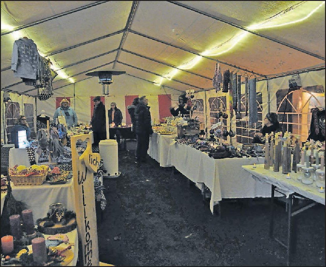 Genähtes, Gestricktes, Deko und Seifen: Auf dem Weihnachtsmarkt kann man nach Geschenken stöbern. FOTO: CLEMENS Genähtes, Gestricktes, Deko und Seifen: Auf dem Weihnachtsmarkt kann man nach Geschenken stöbern. FOTO: CLEMENS