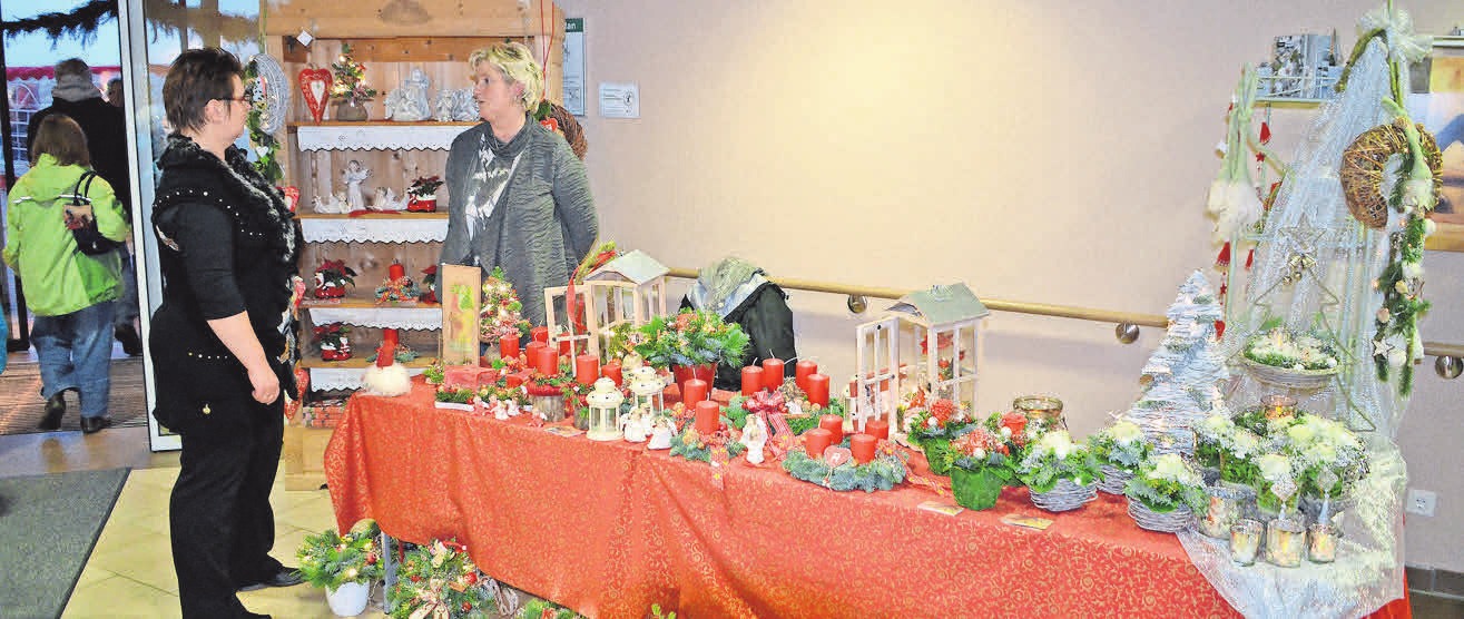 Kunsthandwerker zeigen beim vorweihnachtlichen Markt im Lindenhof ihre Arbeiten. Kunsthandwerker zeigen beim vorweihnachtlichen Markt im Lindenhof ihre Arbeiten.