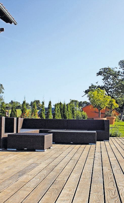 Holz auf der Terrasse sorgt für ein angenehmes Ambiente. FOTO:DJD/SWERO.DE Holz auf der Terrasse sorgt für ein angenehmes Ambiente. FOTO:DJD/SWERO.DE